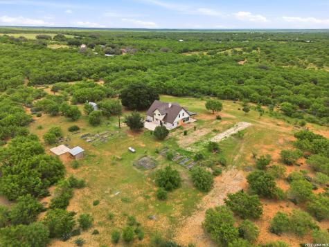 1253 County Road 7421 Yancey TX 78886
