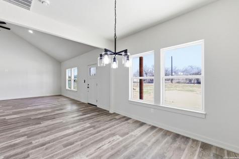 374 County Road 124 Floresville TX 78114