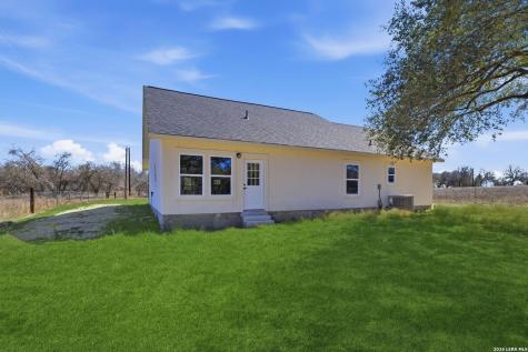374 County Road 124 Floresville TX 78114