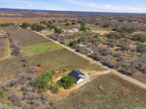 374 County Road 124 Floresville TX 78114