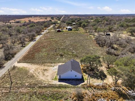 374 County Road 124 Floresville TX 78114
