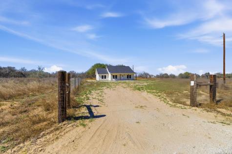 374 County Road 124 Floresville TX 78114