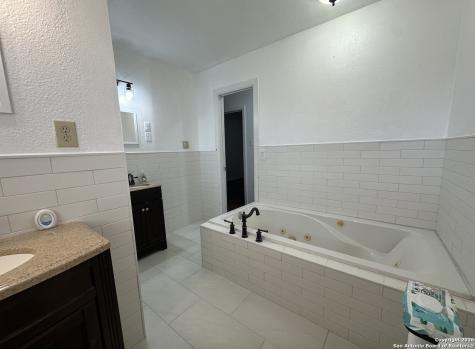 1001 Kathleen Pleasanton TX 78064