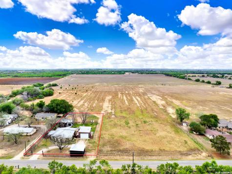 768 County Road 664 Devine TX 78016
