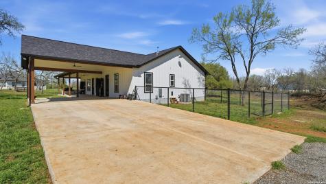 1130 Church Seguin TX 78155