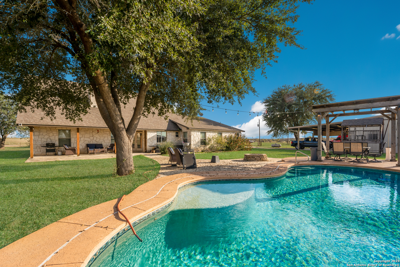 800 County Road 125 Elmendorf TX 78112
