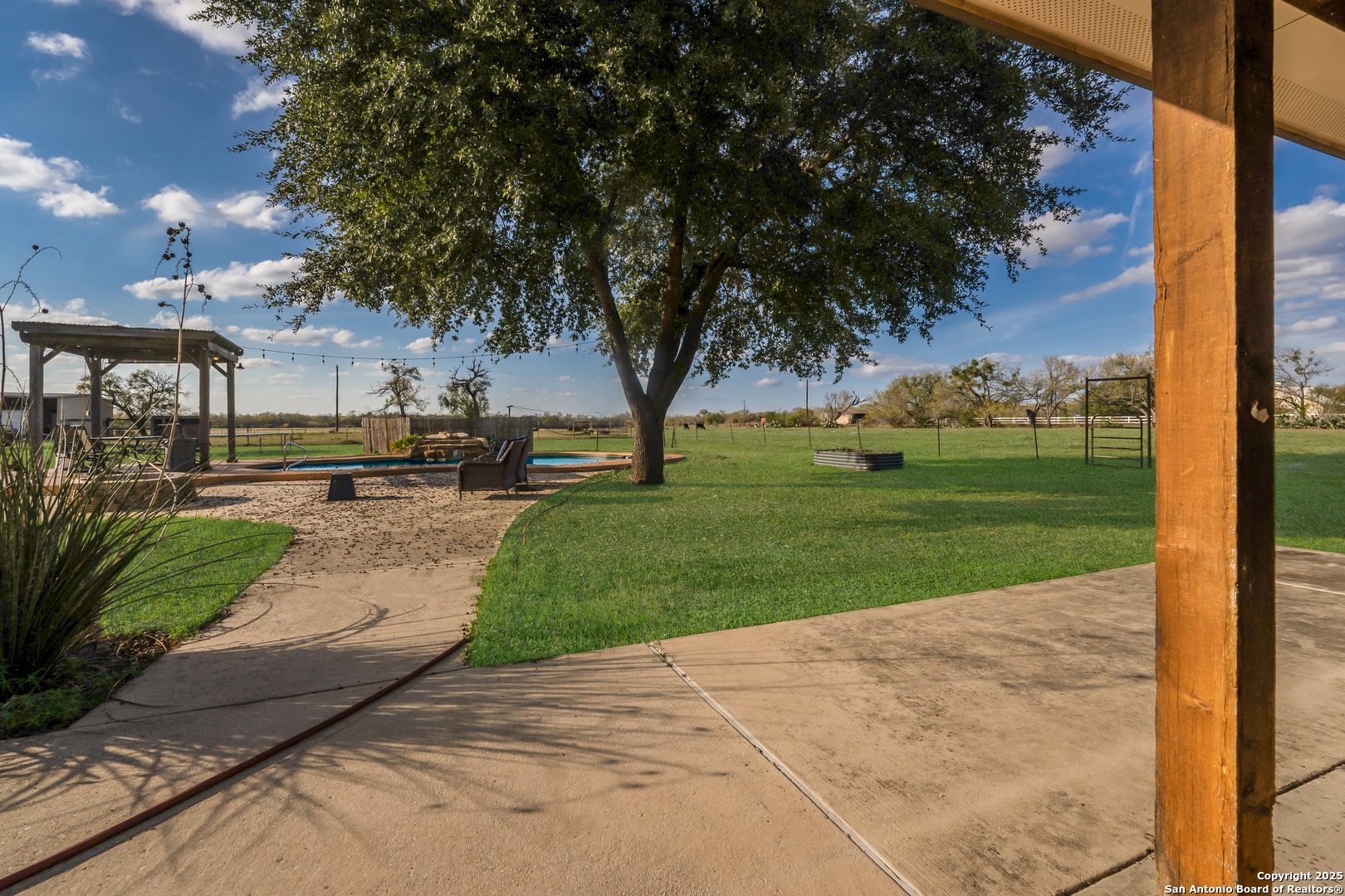 800 County Road 125 Elmendorf TX 78112
