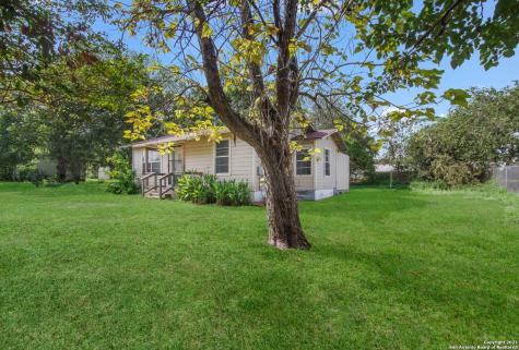 1609 E Street Floresville TX 78114