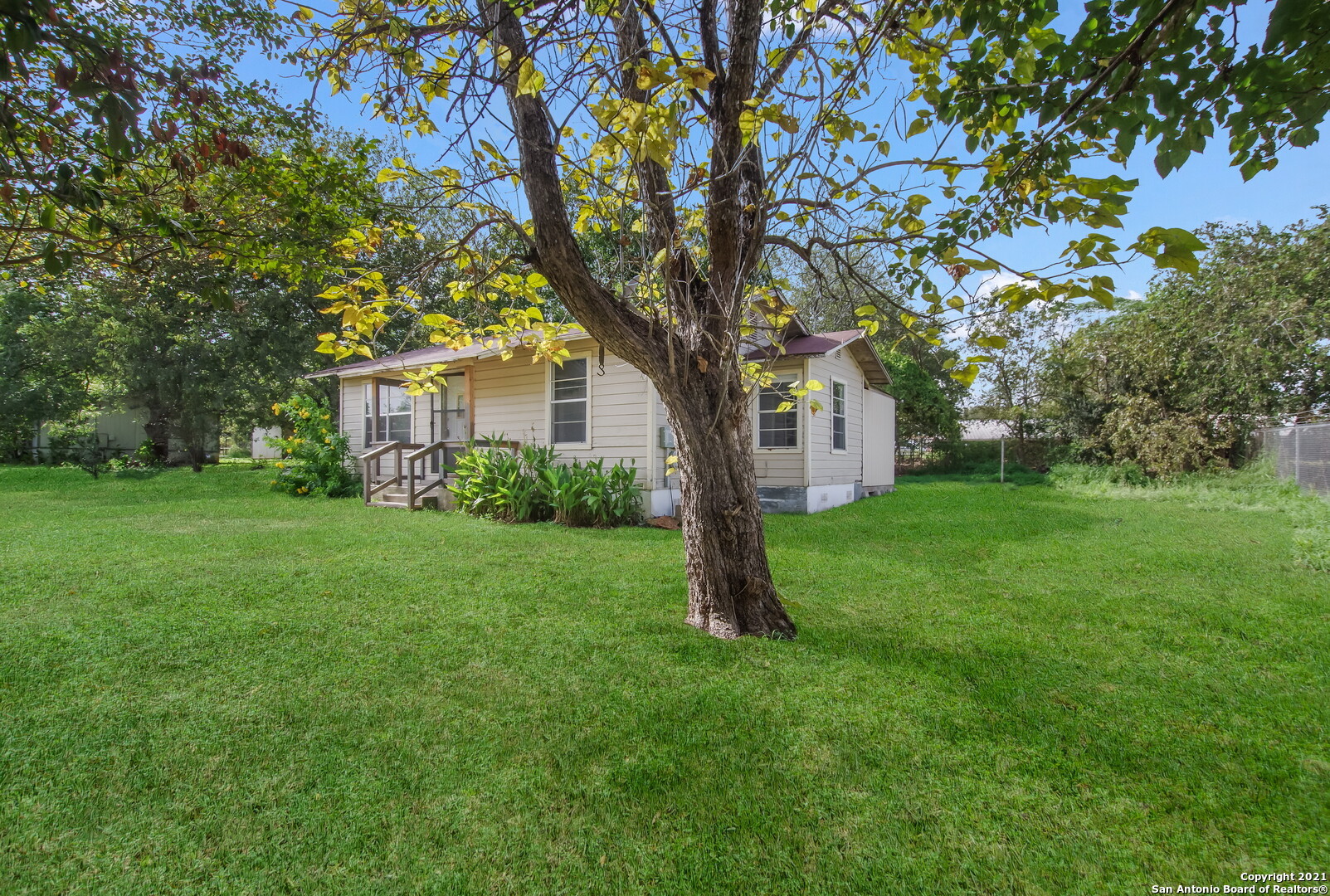 1609 E Street Floresville TX 78114