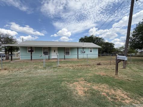 611 N Meerscheidt Street Dilley TX 78017