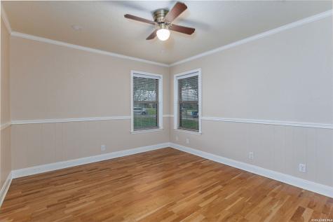 604 Elm Street Floresville TX 78114