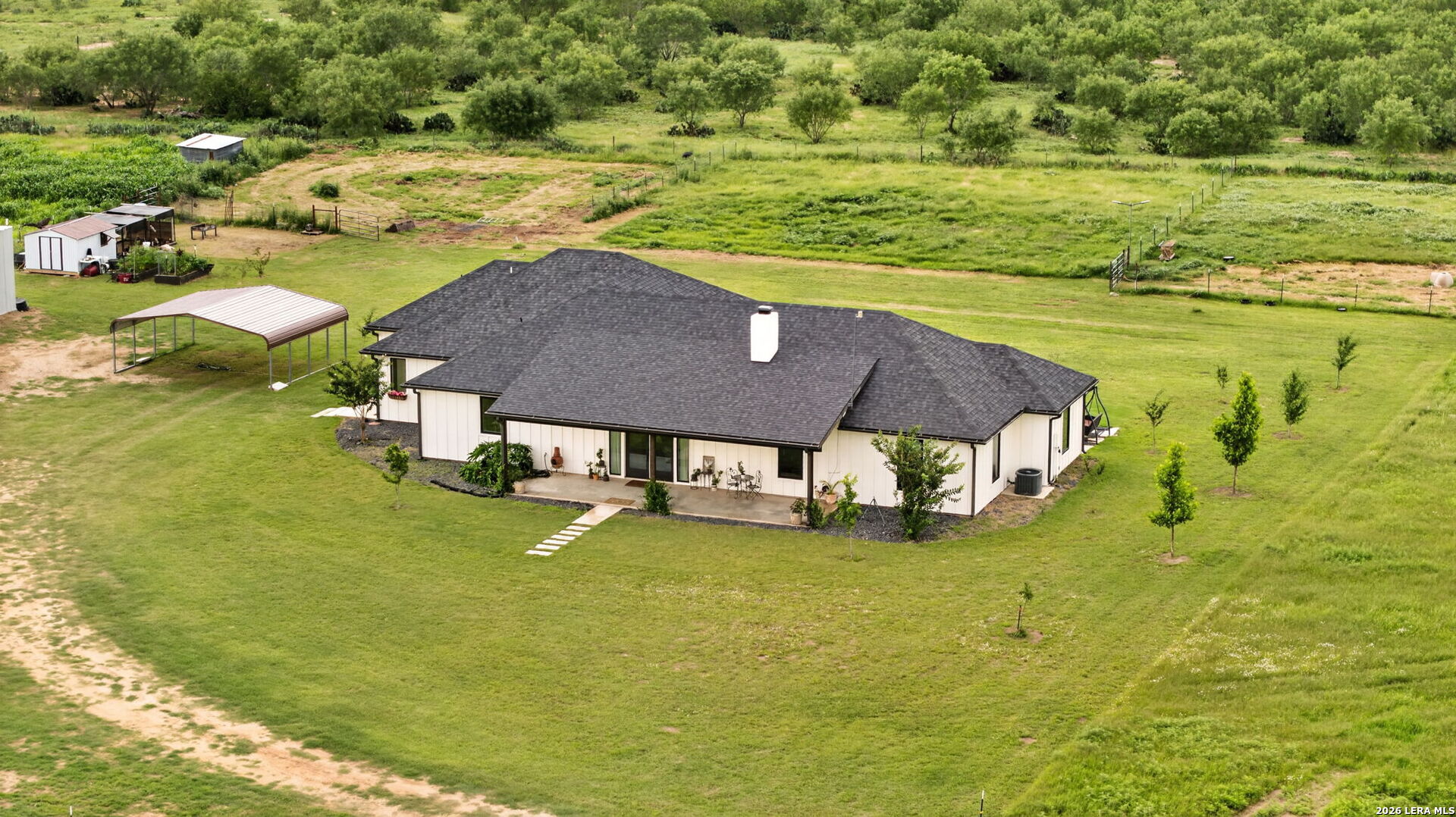 965 County Road 7611 Devine TX 78016