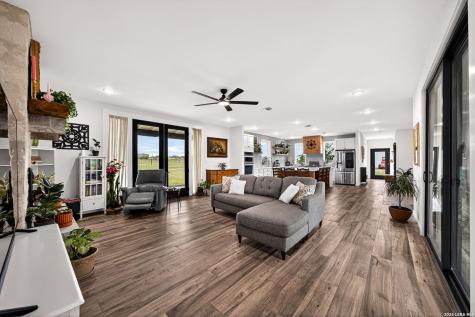 965 County Road 7611 Devine TX 78016