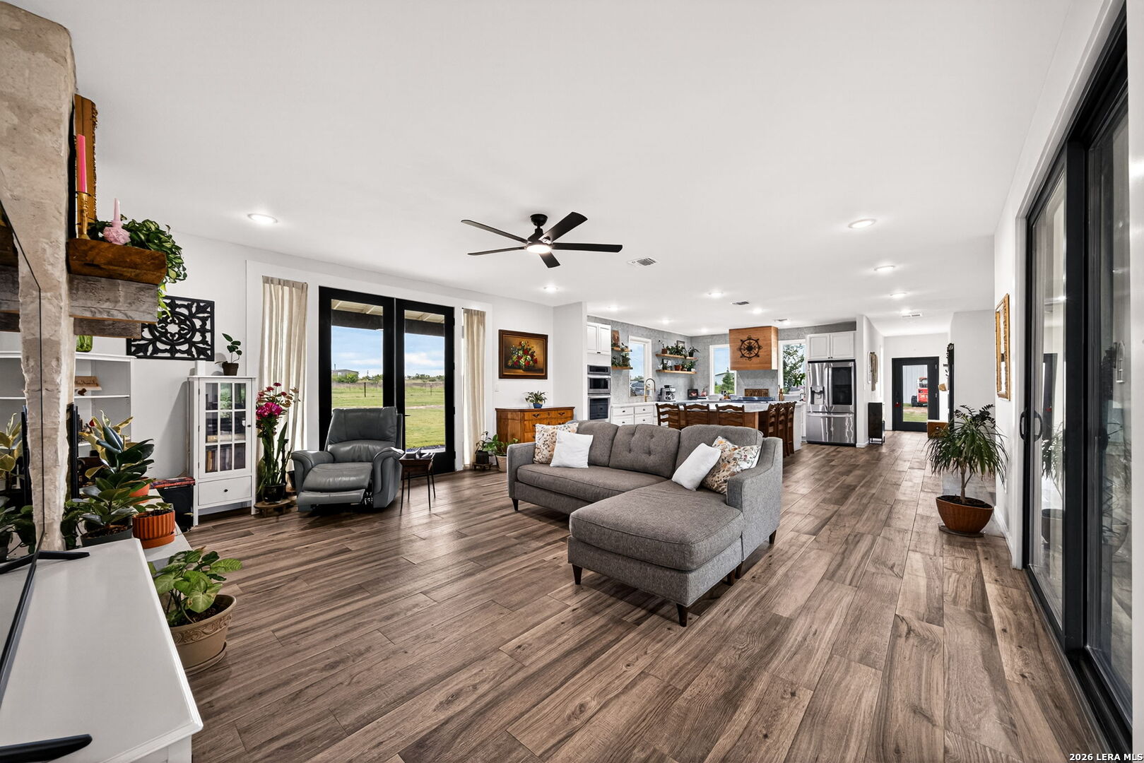 965 County Road 7611 Devine TX 78016