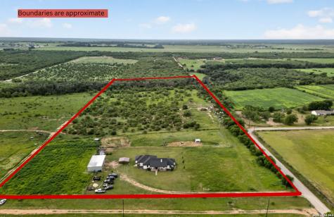 965 County Road 7611 Devine TX 78016