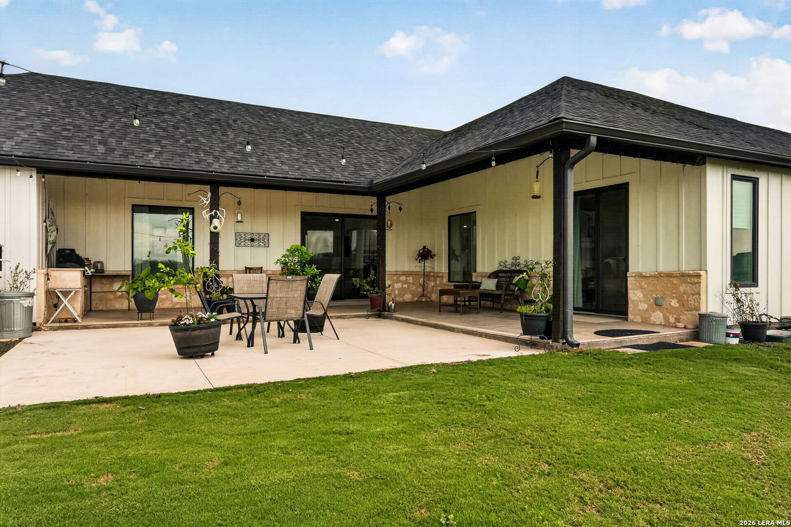 965 County Road 7611 Devine TX 78016