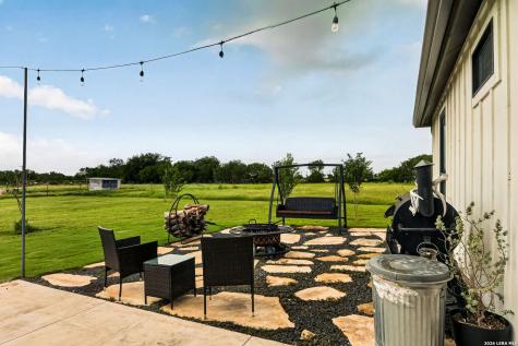 965 County Road 7611 Devine TX 78016