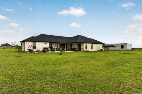 965 County Road 7611 Devine TX 78016