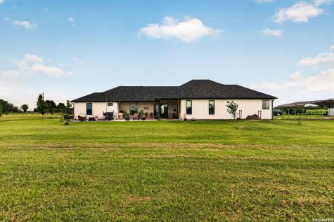 965 County Road 7611 Devine TX 78016