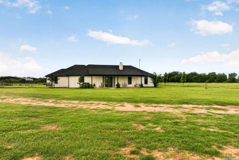 965 County Road 7611 Devine TX 78016