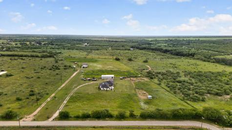 965 County Road 7611 Devine TX 78016