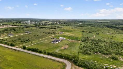 965 County Road 7611 Devine TX 78016