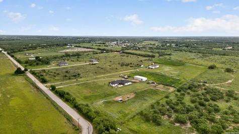 965 County Road 7611 Devine TX 78016