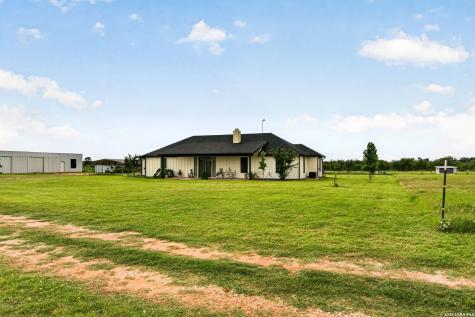 965 County Road 7611 Devine TX 78016