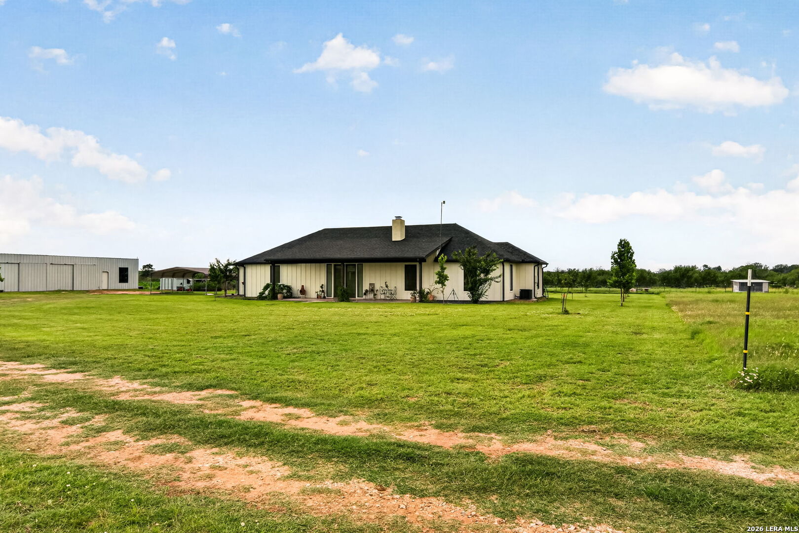 965 County Road 7611 Devine TX 78016