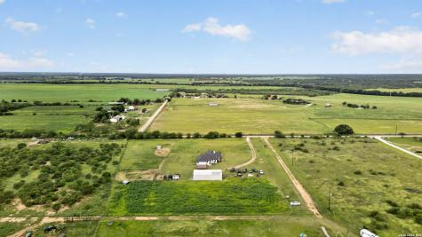 965 County Road 7611 Devine TX 78016