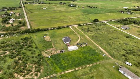 965 County Road 7611 Devine TX 78016