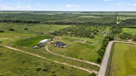965 County Road 7611 Devine TX 78016