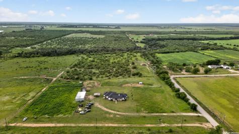 965 County Road 7611 Devine TX 78016