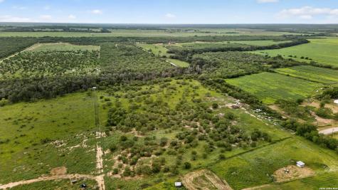 965 County Road 7611 Devine TX 78016