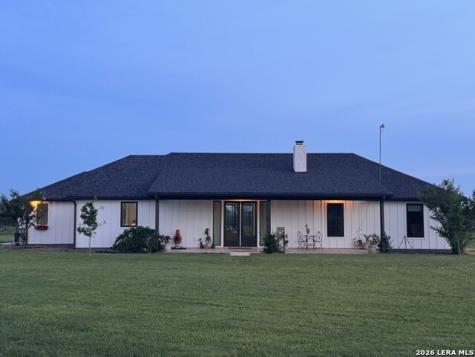 965 County Road 7611 Devine TX 78016