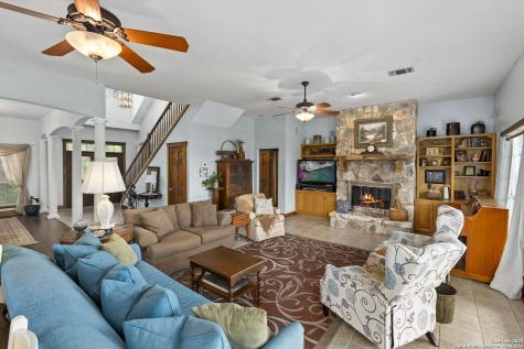 125 Northlake Cove Lakehills TX 78063