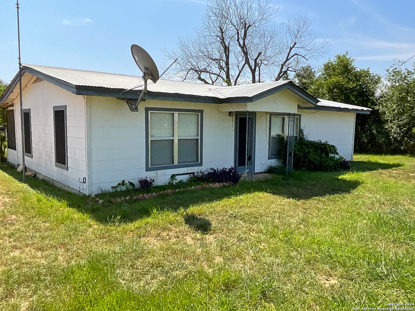 177 County Road 779 Devine TX 78016