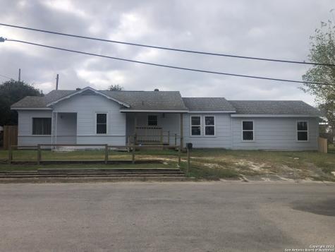 607 School Street Kenedy TX 78119