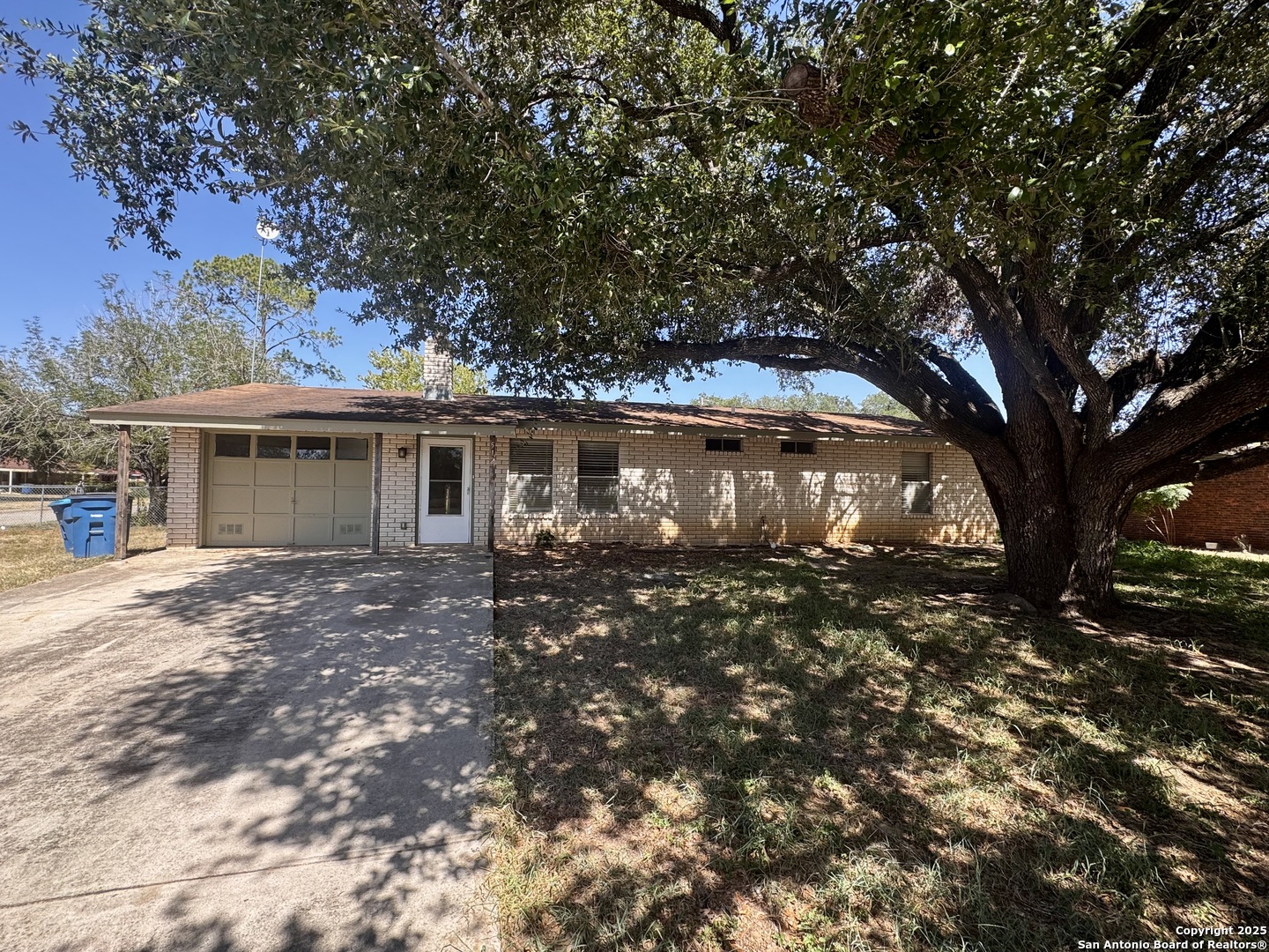 512 Low Meadow Pleasanton TX 78064