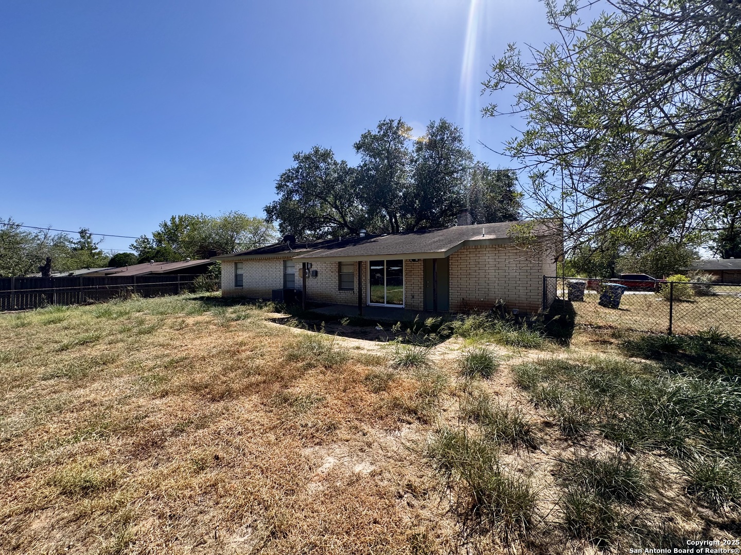 512 Low Meadow Pleasanton TX 78064