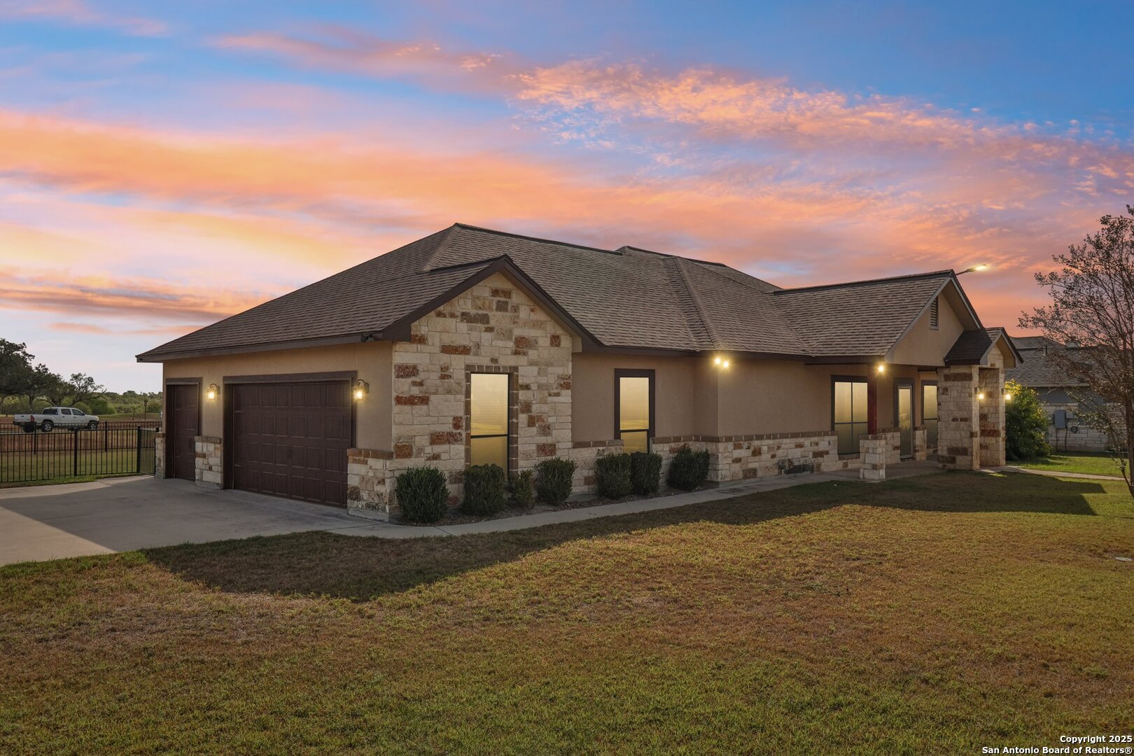 100 Fairway Floresville TX 78114