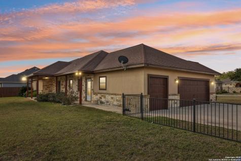 100 Fairway Floresville TX 78114