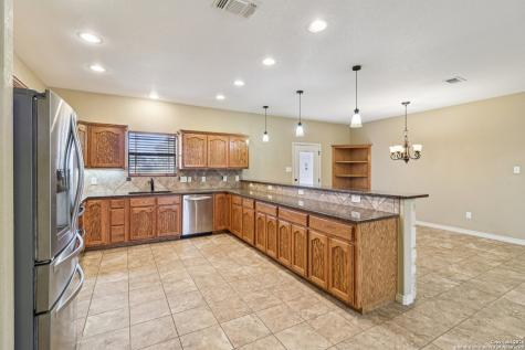 100 Fairway Floresville TX 78114