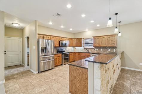 100 Fairway Floresville TX 78114
