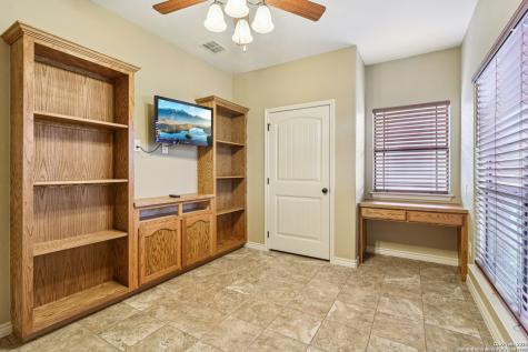 100 Fairway Floresville TX 78114