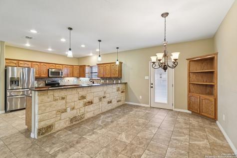 100 Fairway Floresville TX 78114