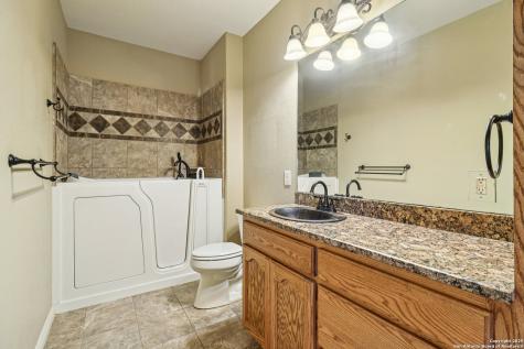 100 Fairway Floresville TX 78114
