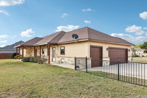 100 Fairway Floresville TX 78114