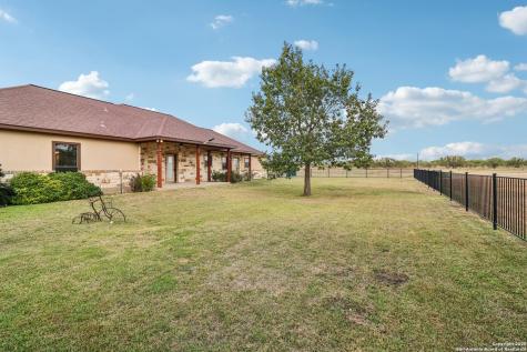 100 Fairway Floresville TX 78114