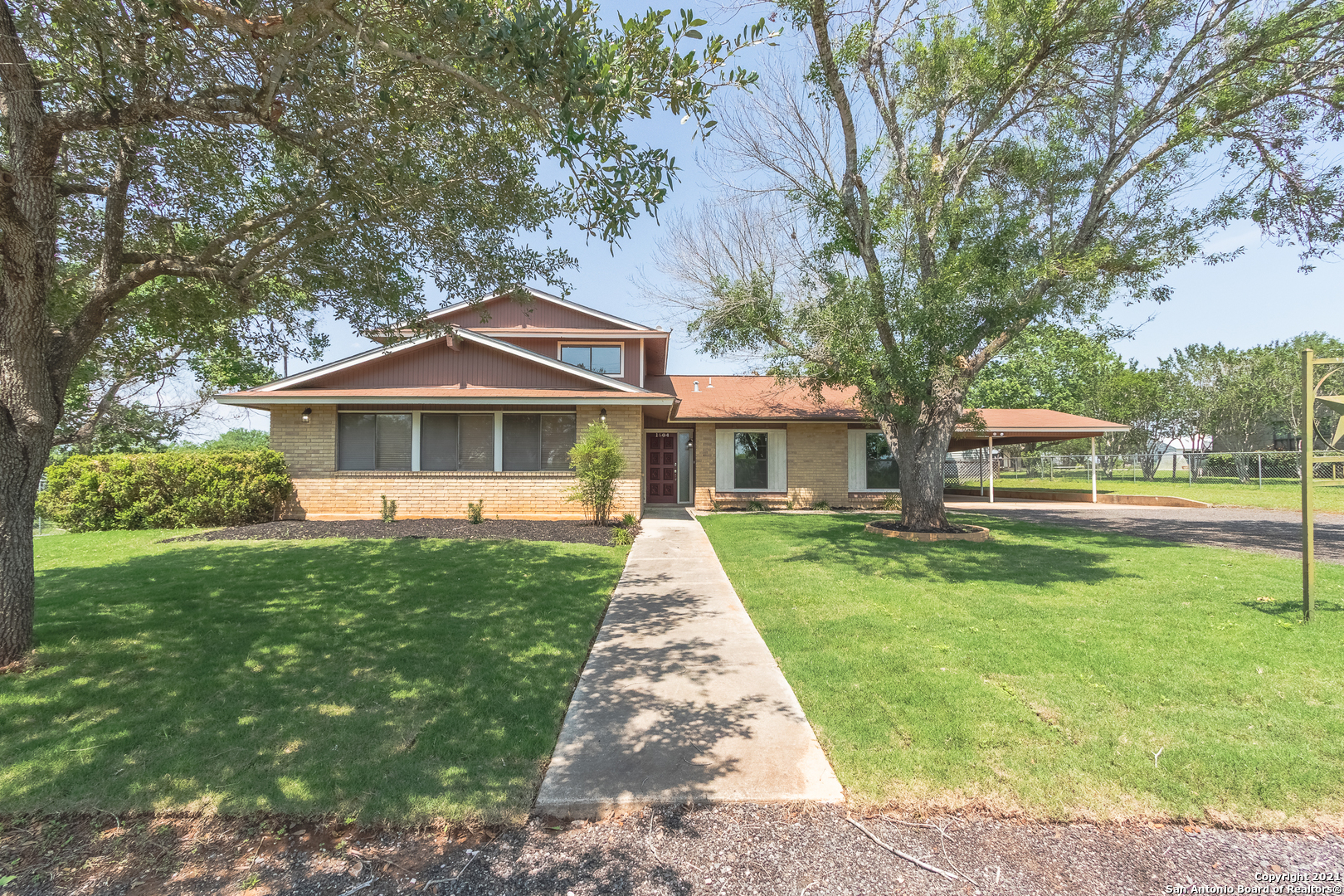 1604 11th Street Floresville TX 78114